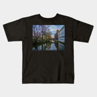 Bridge over the River Wensum in the city of Norwich on a dull and overcast winter's day Kids T-Shirt